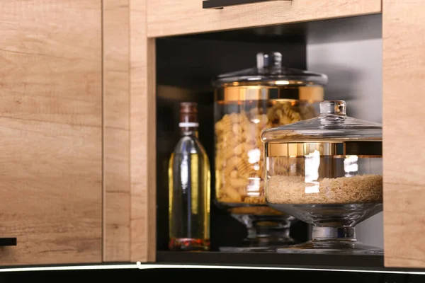Rak dengan sereal mentah di dapur modern — Stok Foto