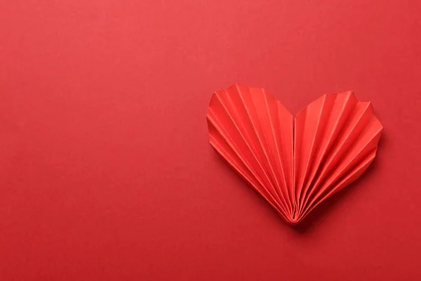 Διακοσμητική χάρτινη καρδιά σε κόκκινο φόντο, κορυφαία άποψη. Χώρος για κείμενο — Φωτογραφία Αρχείου