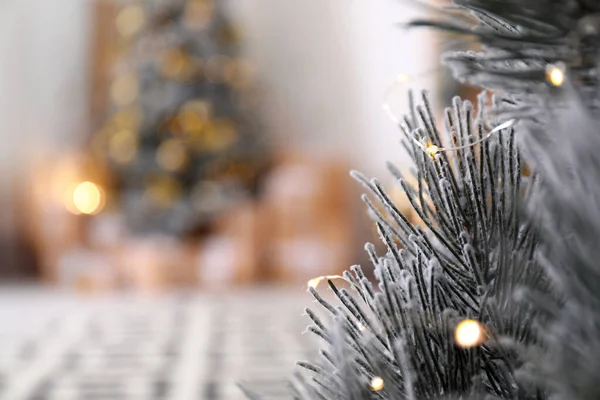Kaunis joulukuusi koristeltu keiju valot tyylikäs huone sisustus, lähikuva. Tekstitila — kuvapankkivalokuva