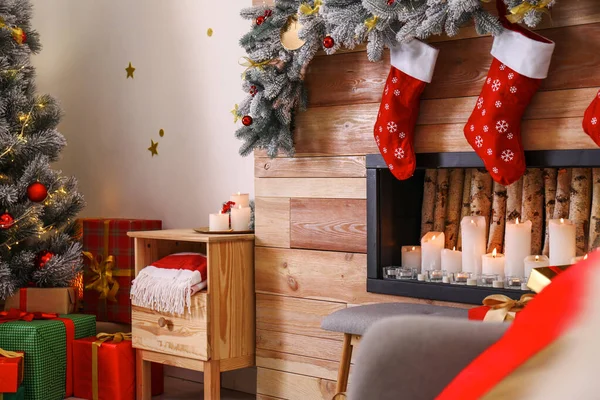 Interior elegante quarto com lareira decorativa. Tempo de Natal — Fotografia de Stock