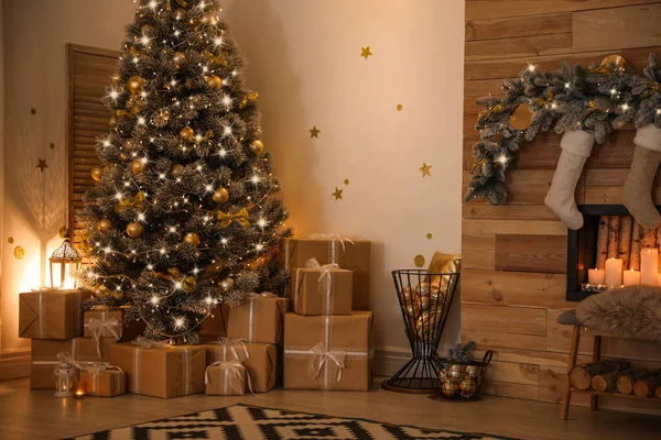有漂亮圣诞树和礼品盒的别致房间 — 图库照片