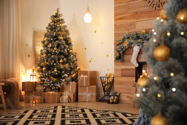 Interior elegante quarto com bela árvore de Natal e caixas de presente — Fotografia de Stock