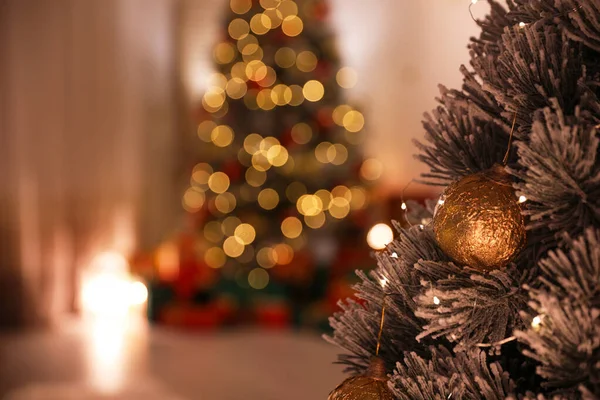 Hermoso árbol de Navidad decorado con bola en el interior de la habitación elegante, primer plano. Espacio para texto —  Fotos de Stock