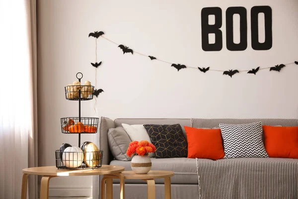 Chambre moderne décorée pour Halloween. Intérieur festif — Photo