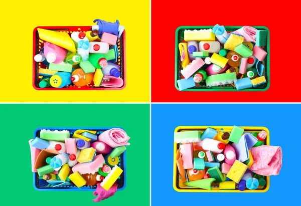 Набір кошиків для покупок з різними побутовими хімікатами на кольоровому фоні — стокове фото