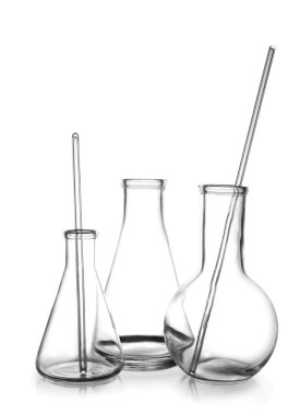 Beyaz arkaplandaki boş laboratuvar camlarını temizle.