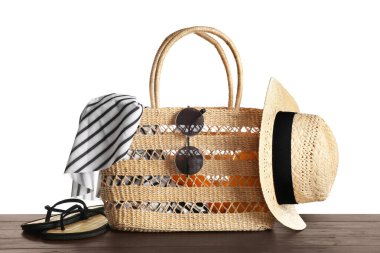 Ahşap masa üzerinde plaj aksesuarları seti, beyaz arka plan