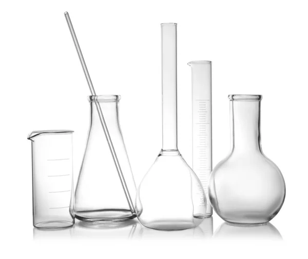 Limpar copos de laboratório vazios no fundo branco — Fotografia de Stock
