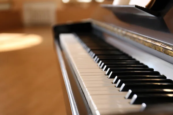 Чорно-білі клавіші піаніно в приміщенні, крупним планом — стокове фото