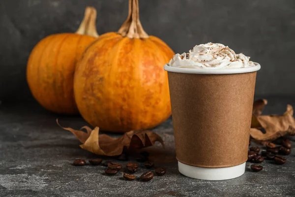 Paper cup with tasty pumpkin spice latte on grey table. Space for text — Stock Photo, Image