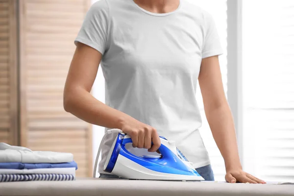 Wanita muda menyetrika kemeja bersih di rumah, closeup. Hari Laundry — Stok Foto