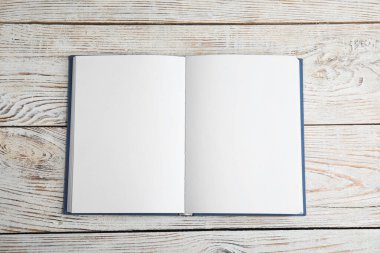 Açık ahşap masa, üst manzara. Metin için boşluk