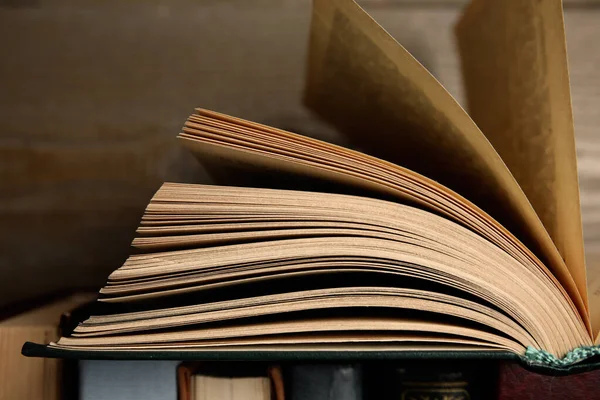 Άνοιγμα βιβλίου hardcover κοντά σε ξύλινο φόντο, closeup — Φωτογραφία Αρχείου