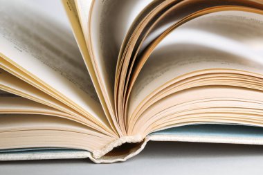Eski açık ciltli kitabın yakın görünümü