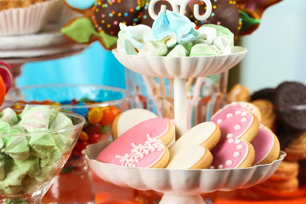 Candy bar z pysznymi smakołykami na przyjęcie urodzinowe, zbliżenie — Zdjęcie stockowe