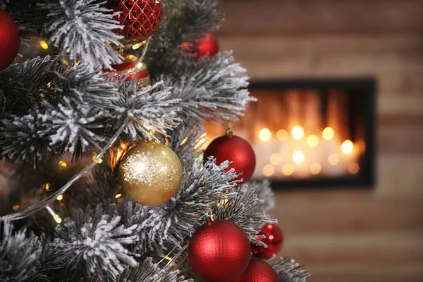 Szoros kilátás díszített karácsonyfa a szobában, hely a szövegnek. Ünnepi belső tér — Stock Fotó