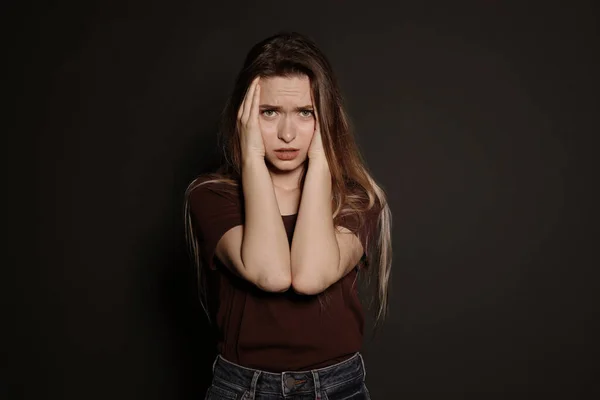 Retrato de chateado jovem mulher no fundo escuro — Fotografia de Stock