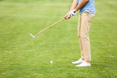 Yeşil sahada golf oynayan adam. Spor ve eğlence