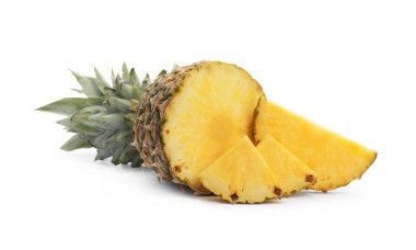 Beyaz arka planda lezzetli çiğ kesilmiş ananas