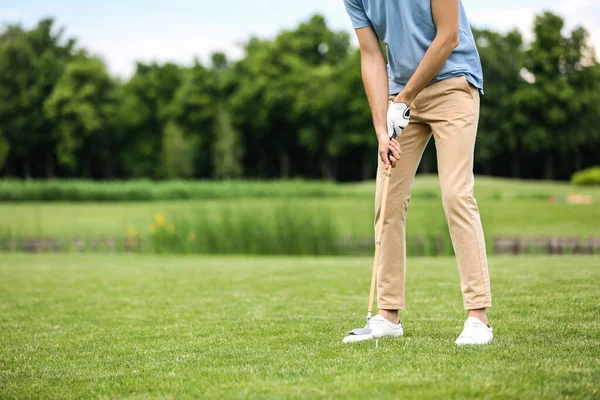 Mann spielt Golf auf grünem Platz. Sport und Freizeit — Stockfoto