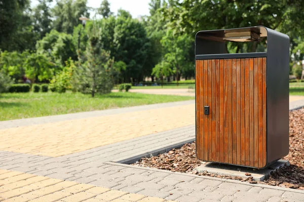 Moderno cestino nel parco, spazio per il testo — Foto Stock