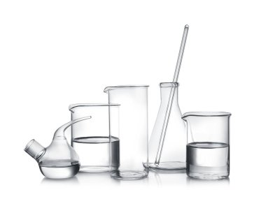 Beyaz zemin üzerinde sıvı örnekleri olan laboratuvar camları.