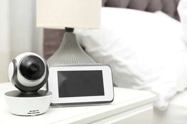 Babyfon mit Kamera auf dem Tisch im Schlafzimmer, Platz für Text. Video-Kindermädchen — Stockfoto