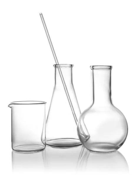 Czyste puste szkło laboratoryjne na białym tle — Zdjęcie stockowe