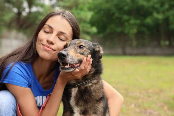 Γυναίκα εθελόντρια με άστεγο σκύλο στο καταφύγιο ζώων στην ύπαιθρο — Φωτογραφία Αρχείου