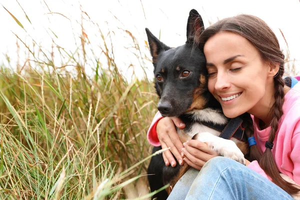 Mujer voluntaria con perro sin hogar en refugio de animales al aire libre — Foto de Stock