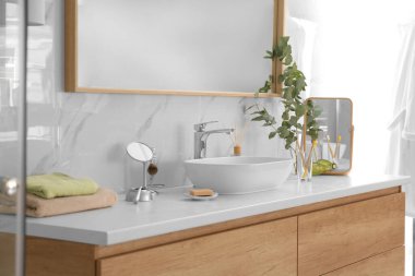 Lavabo lavabosu ve büyük aynası olan modern banyo.