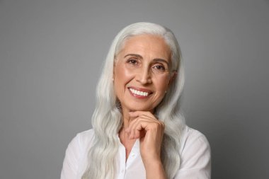 Gri arka plan üzerinde güzel Olgun kadın portresi