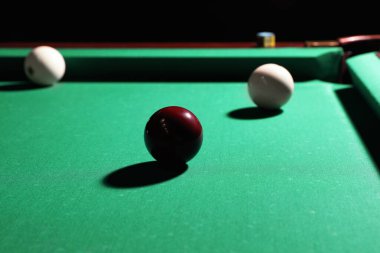 Modern bilardo masasında toplar ve tebeşir