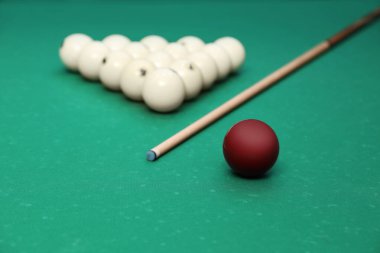 Farklı bilardo topları ve masada ıstaka.