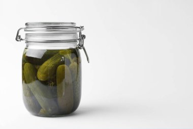 Beyaz arka planda salatalık turşusu ile Kavanoz