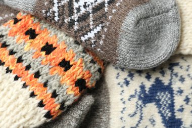 Arka plan olarak farklı örme yünlü çorap, closeup