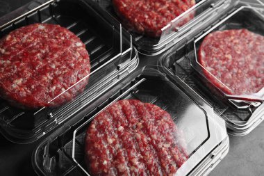 Hamburger için çiğ et dilimleri olan plastik kaplar, yakın plan.