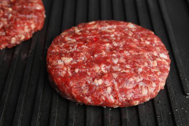 Hamburger için çiğ et. Izgarada, yakın plan.