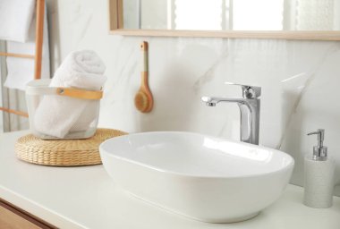 Modern banyo içinde şık beyaz lavabo