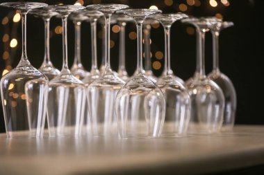 Bulanık ışıklara karşı gri masada boş camlar