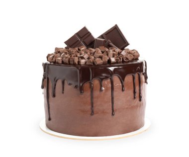 Beyaz arka planda taze yapılmış çikolatalı kek.