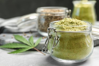 Işık masasının üzerinde kenevir protein tozu kavanozu ile kompozisyon. Metin için boşluk