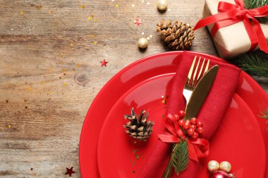 Ahşap arka planda güzel bir Noel masası, üst manzara. Metin için boşluk