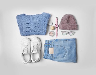 Beyaz arka planda şık kadın sonbahar kıyafetleri ve aksesuarları, düz yatış. Moda, kalın kıyafetler