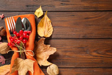 Ahşap arka plan üzerinde çatal ve sonbahar süslemeleri, düz metin için alan ile yatıyordu. Mutlu Şükran günü