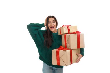 Noel hediyeleri beyaz arka plan üzerinde olan mutlu kadın