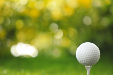 Bulanık arka planda golf topu