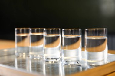 Tezgahta votka, arka planda koyu renk, yakın plan.