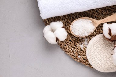 Gri arkaplanda beyaz deniz tuzu ve metin için boşluk olan düz bir bileşim yatıyordu. Spa tedavisi