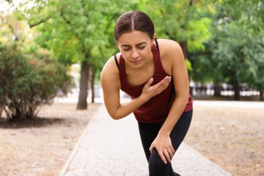 Genç bir kadın parkta koşarken kalp krizi geçiriyor.